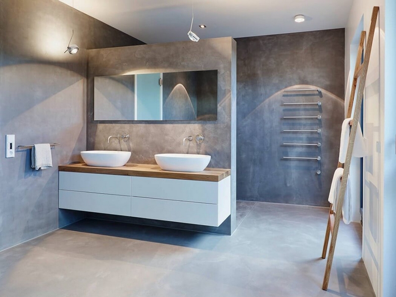 meubles blanc et bois clair salle de bains murs béton ciré porte serviettes échelle