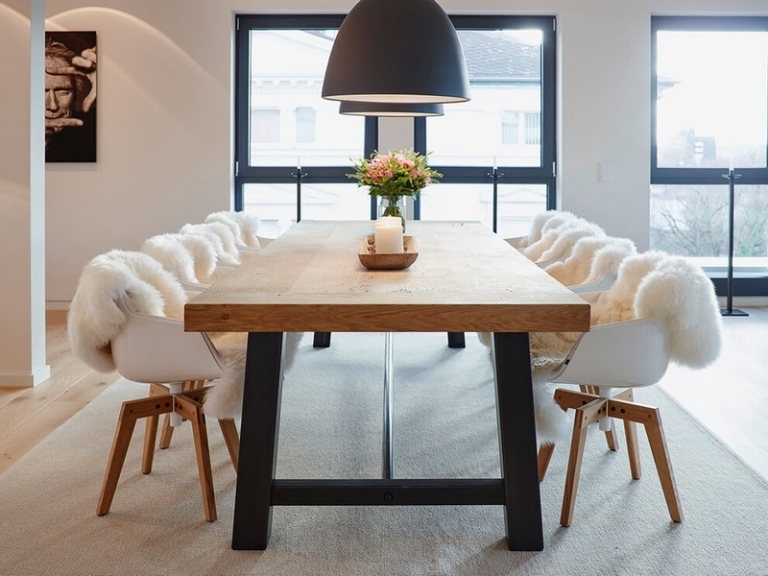 meubles blanc et bois clair suspensions noires salle à manger ouverte design