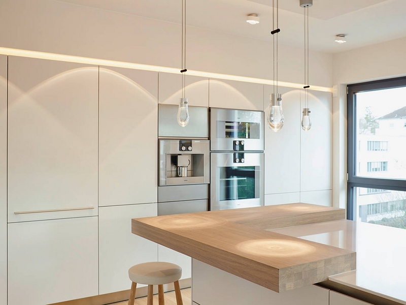 meubles-blanc et bois massif cuisine appareils inox ampoules suspendues-design
