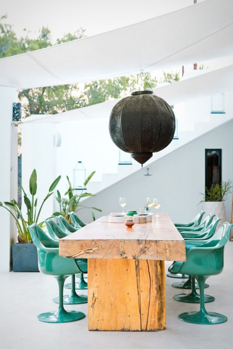 meubles-bois-massif-brut-table-salle-manger-bois-fissures-apparentes-chaises-vertes