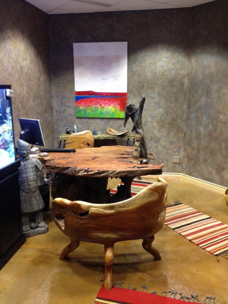 meubles-bois-massif-fossilisé-table-bureau-fauteuils-sculpturaux-bois-silicifié