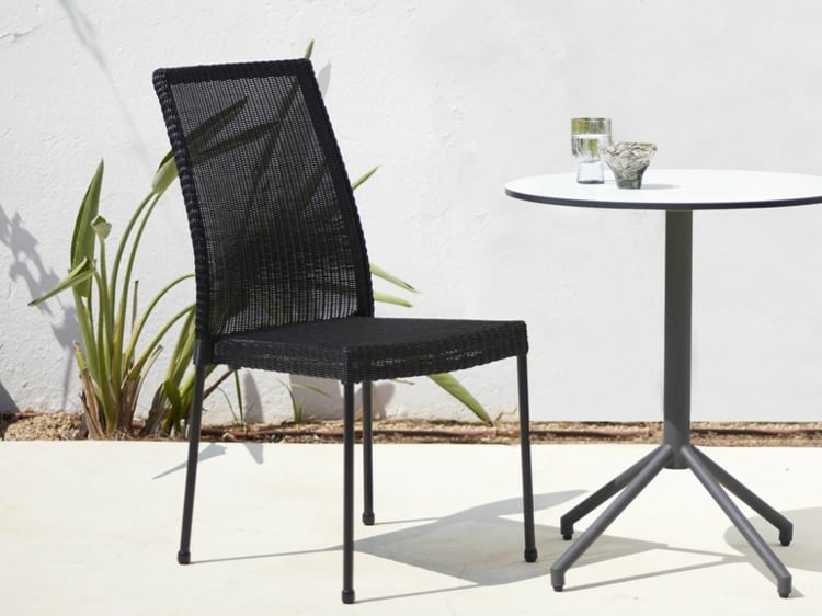 mobilier-jardin-design-chaise-résine-tressée-noir-table