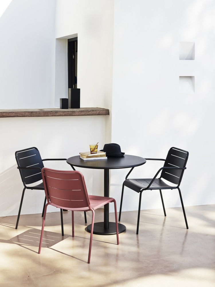 mobilier de jardin design chaises-métalliques-table-noire
