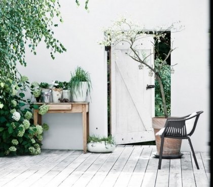 mobilier scandinave vintage -bois-noir-plantes-pots-mur-brique-blanche