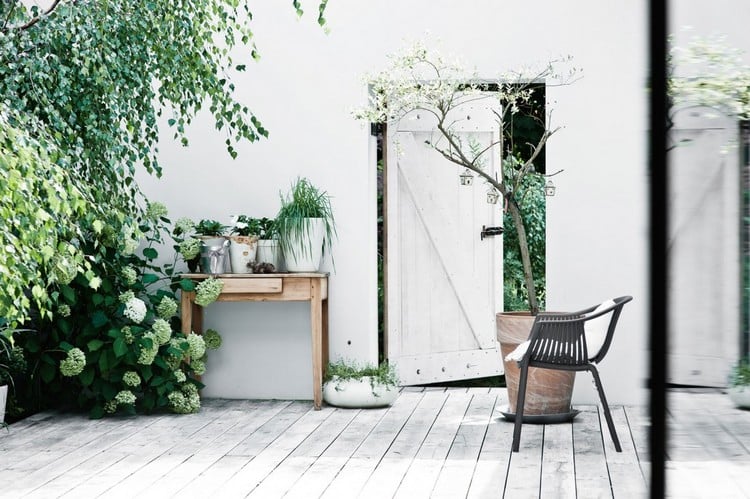 mobilier scandinave vintage -bois-noir-plantes-pots-mur-brique-blanche