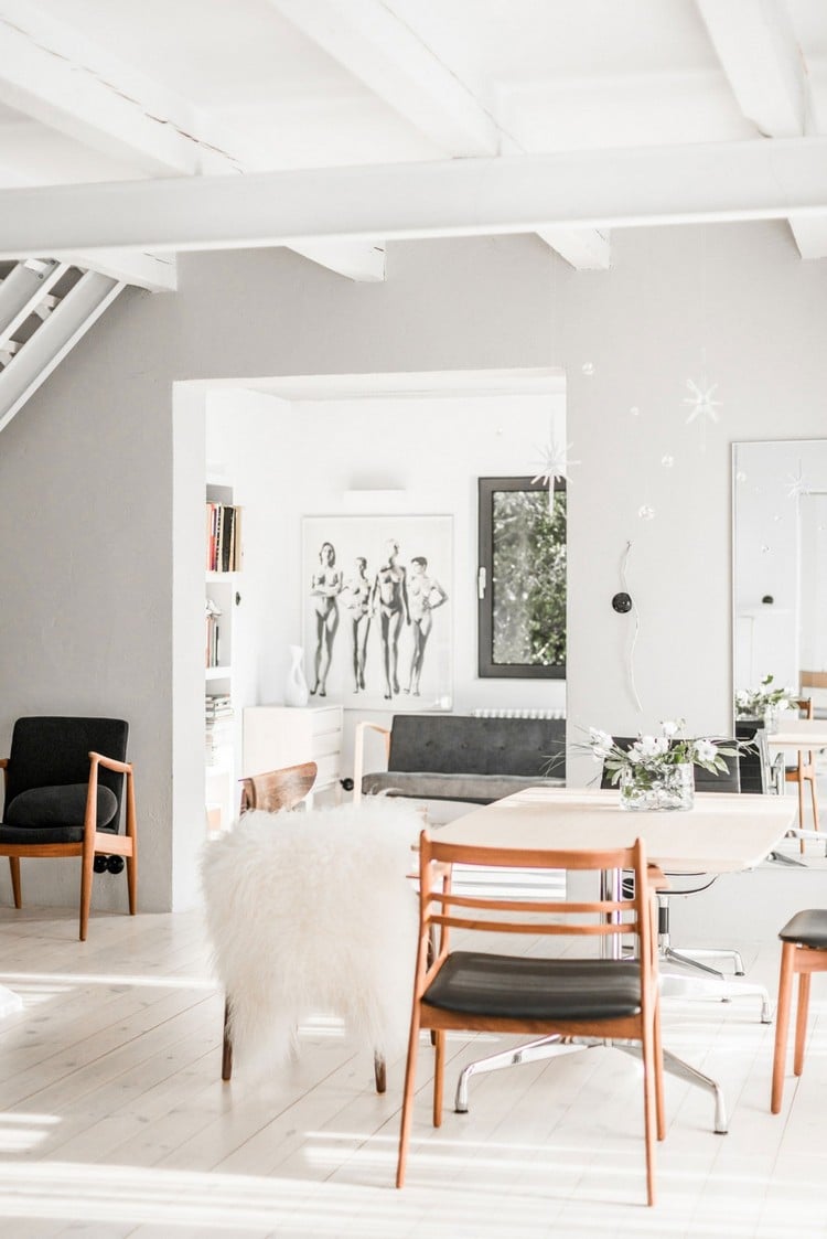 mobilier scandinave vintage -chaises-housses-poil-long-plancher-pin-peint-blanc