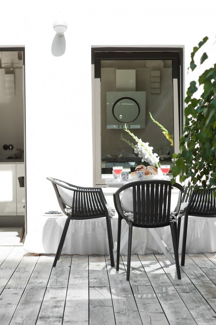 mobilier scandinave vintage -chaises-noires-table-blanche-terrasse-pin-traite-blanc