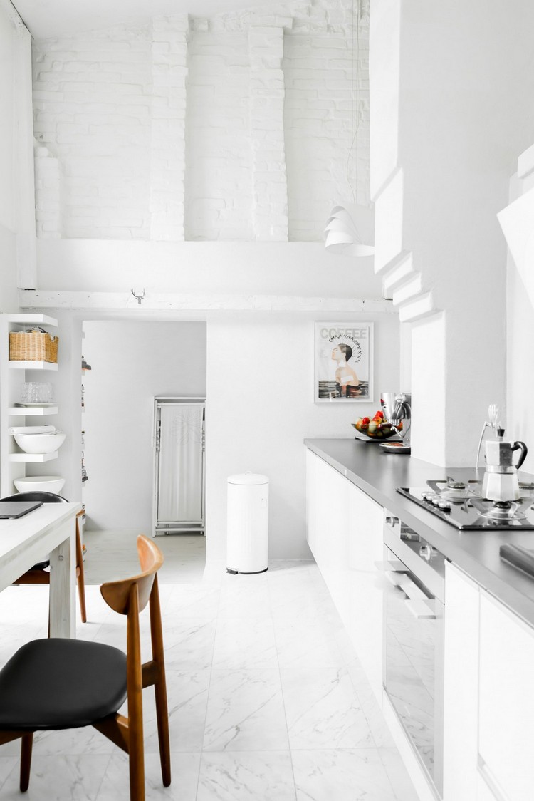 mobilier scandinave vintage -cuisine-blanche-brique-parement-blanche-carrelage-marbre