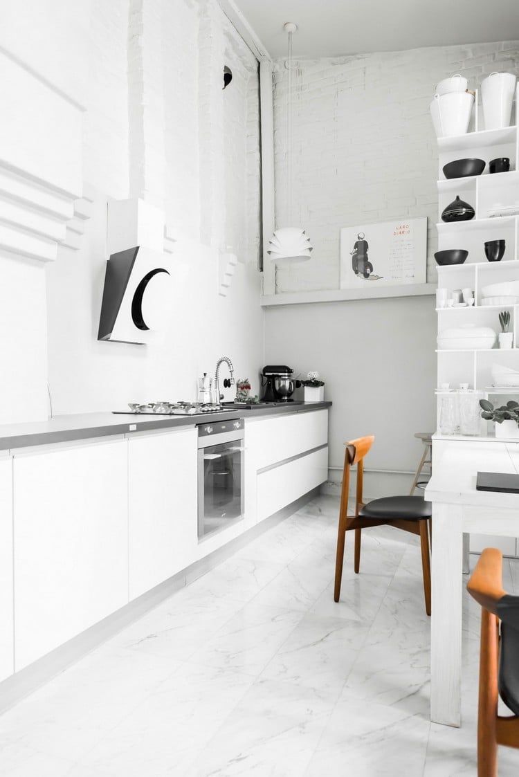 mobilier scandinave vintage -cuisine-blanche-sur-mesure-carrelage-marbre-blanc