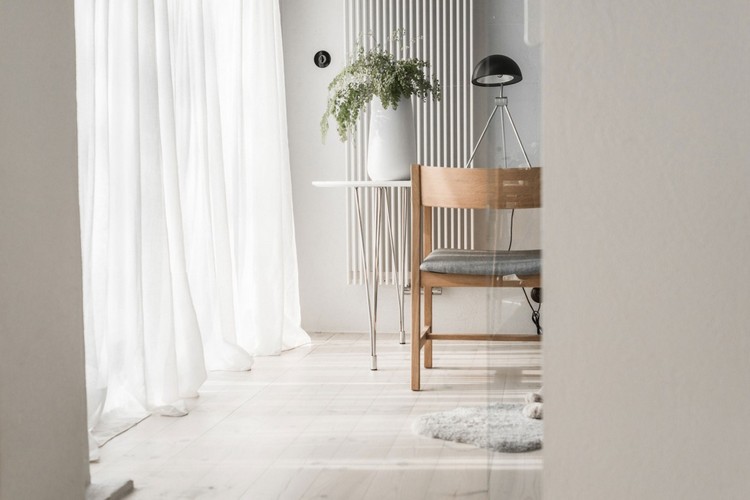 mobilier scandinave vintage -moderne-bois-blanc-rideaux-semi-transparents-blancs