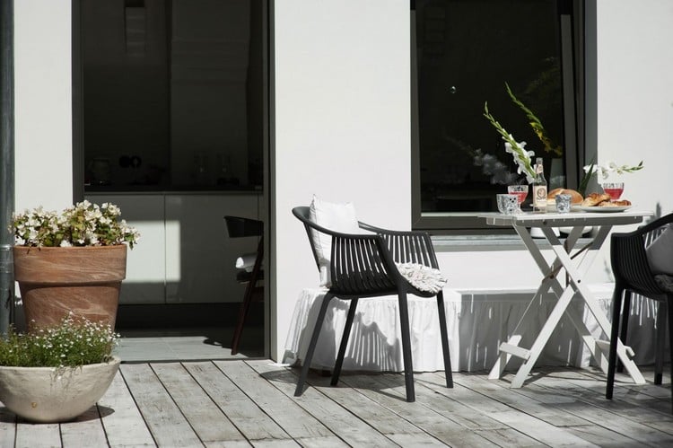 mobilier scandinave vintage -noir-blanc-terrasse-pin-traite-huile-plantes-pots