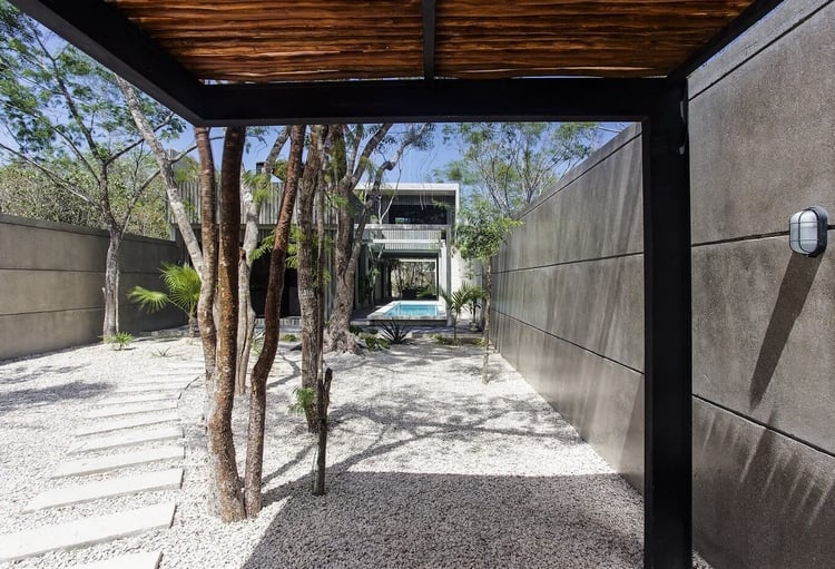 mur-beton-banché-allée-jardin-gravier-dalles-Studio-arquitectos-Mexique