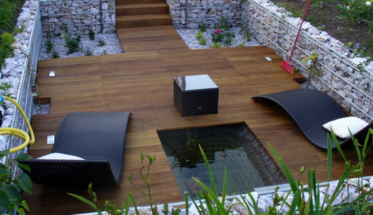 mur-gabion-autour-terrasse-jardin-contemporaine-sol-bois-bains-soleil
