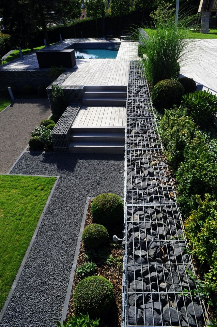 mur-gabion-buis-gravier-ardoise-terrasse-bois-piscine-jardin-moderne