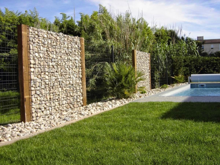mur-gabion-combiné-grillage-métallique-pelouse-piscine-jardin-moderne
