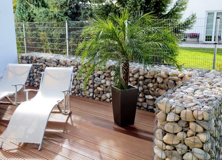mur-gabion-combiné-grille-métallique-terrasse-jardin-contemporaine