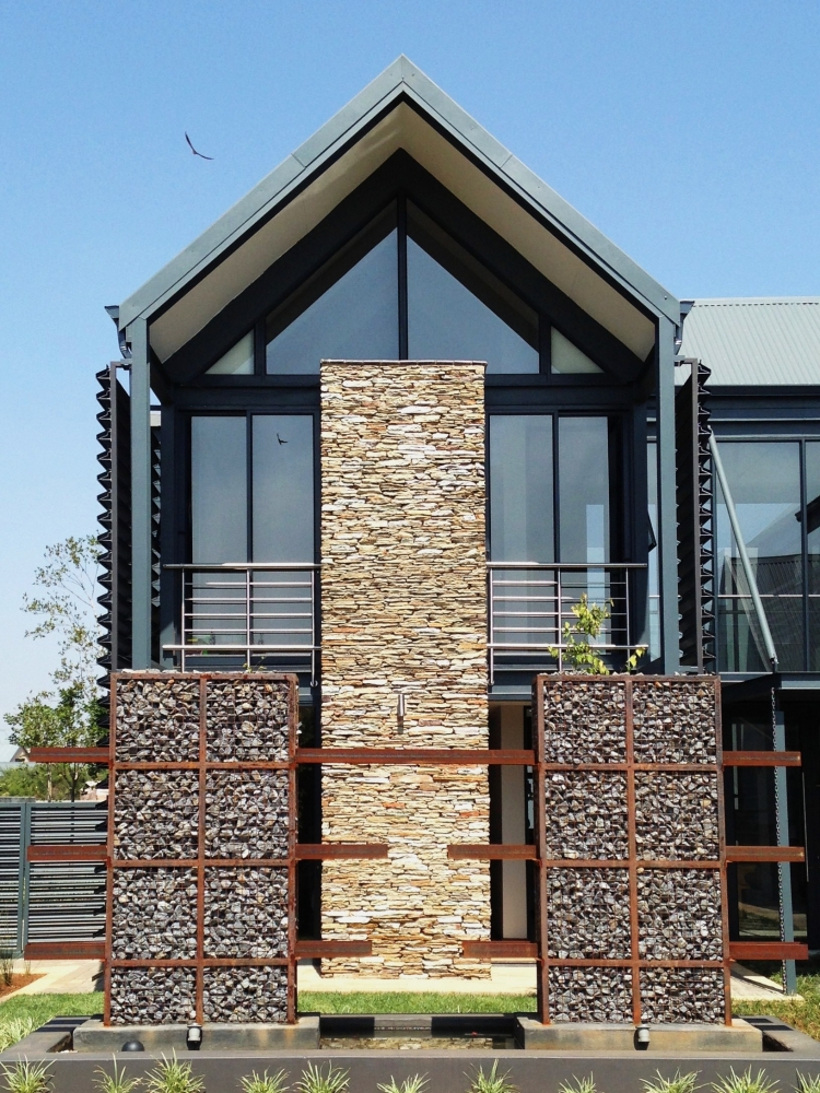 mur-gabion-décoratif-cage-acier-corten-maison-façade-design-moderne