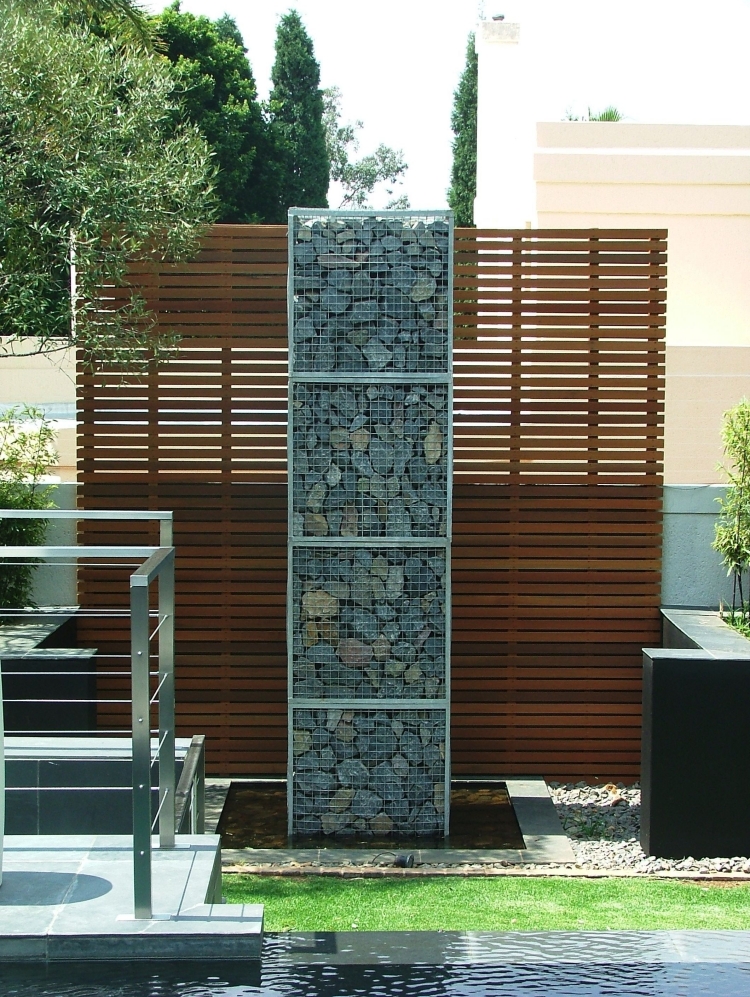 mur-gabion-décoratif-combiné-clôture-bois-claire-voie-horizontale-jardin-piscine