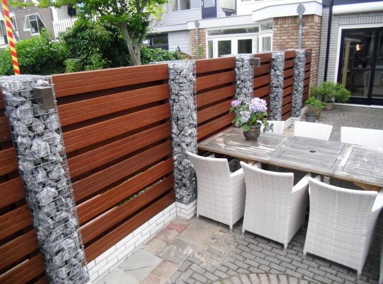 mur-gabion-forme-colonnes-clôture-bois-claire-voie-terrasse-jardin-moderne