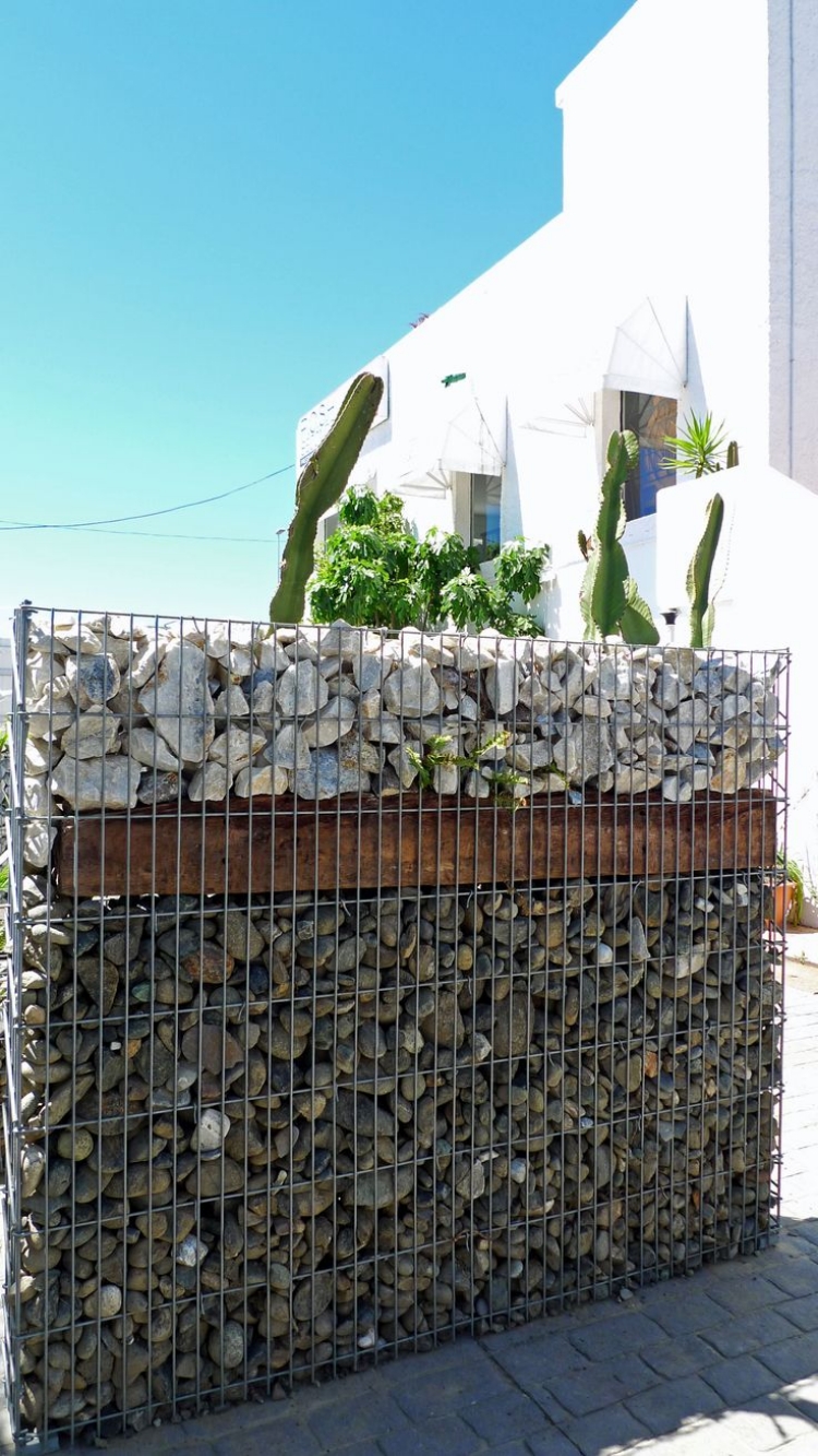 mur-gabion-galets-pierre-blanche-séparés-poutre-acier-corten-jardin-contemporain