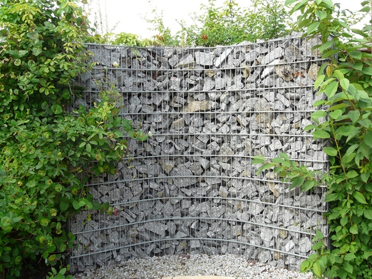 mur-gabion-gravier-jardin-contemporain-entouré-plantes-luxuriantes