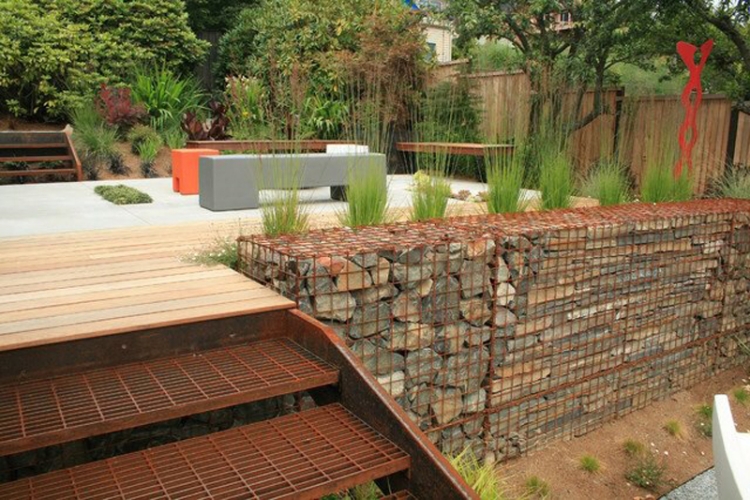 mur-gabion-jardin-pente-marches-acier-corten-terrasse-bois-béton-moderne