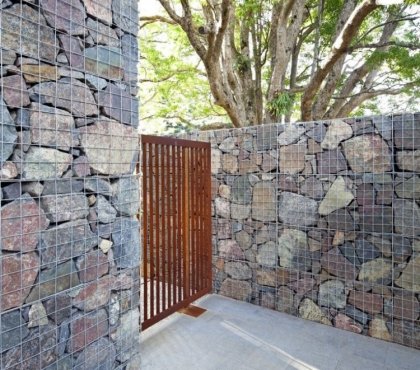 mur-gabion-moderne-grands-blocs-pierre-grise-porte-jardin-acier-corten