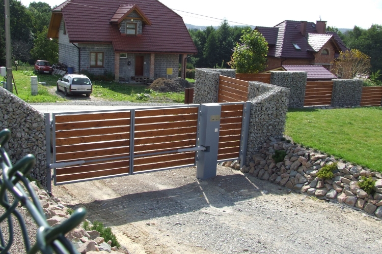 mur-gabion-partiel-éléments-clôture-bois-claire-voie-portillon-jardin-assorti