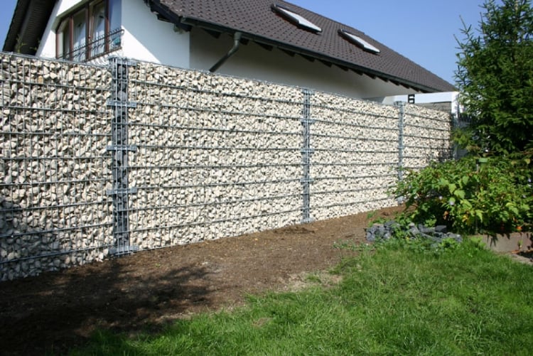 mur-gabion-pierre-concassée-blanche-grille-acier-galvanisé-jardin-contemporain
