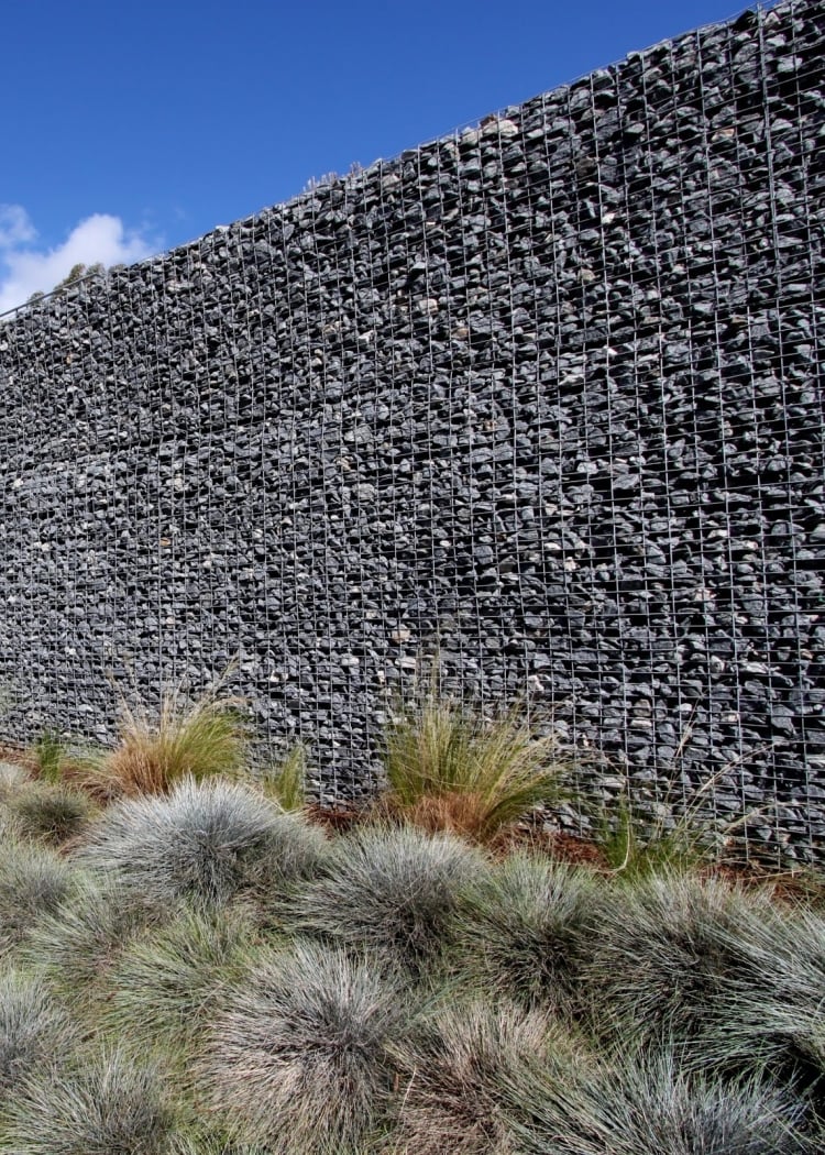 mur-gabion-pierre-grise-graminées-ornementales-jardin-contemporain