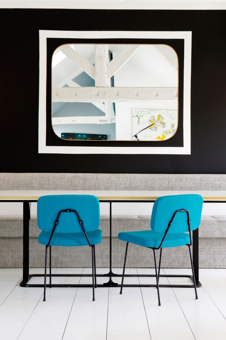 chaises-bleu-pétrole-salle-manger-peinture-noire-tableau-blanc