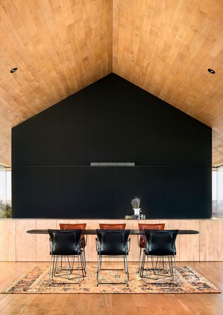 plafond-bois-meubles-cuisine-noir-table-manger-chaises-cuir