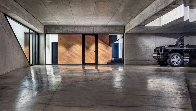 plafond-bois-sol-béton-garage-moderne-pratique