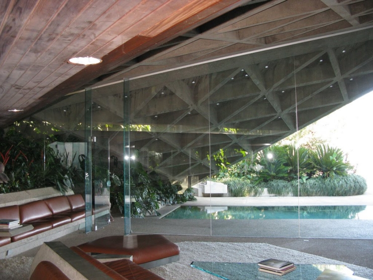 plafond-lumineux-baies-vitrées-tapisègris-canapé-design