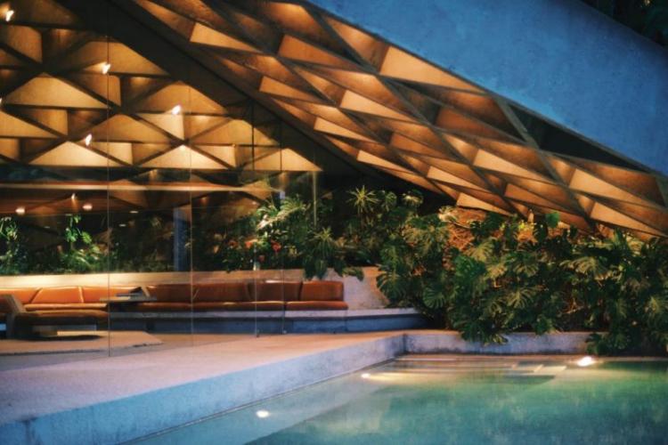 plafond-lumineux-béton-piscine-extérieure-design
