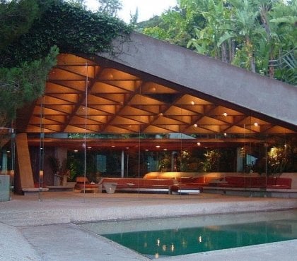 plafond-lumineux-mobilier-design-cuir-piscine-extérieure