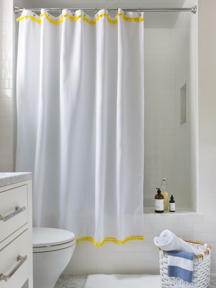 pompons-laine-guirlande-jaune-décorer-rideau-douche-blanc-salle-bains
