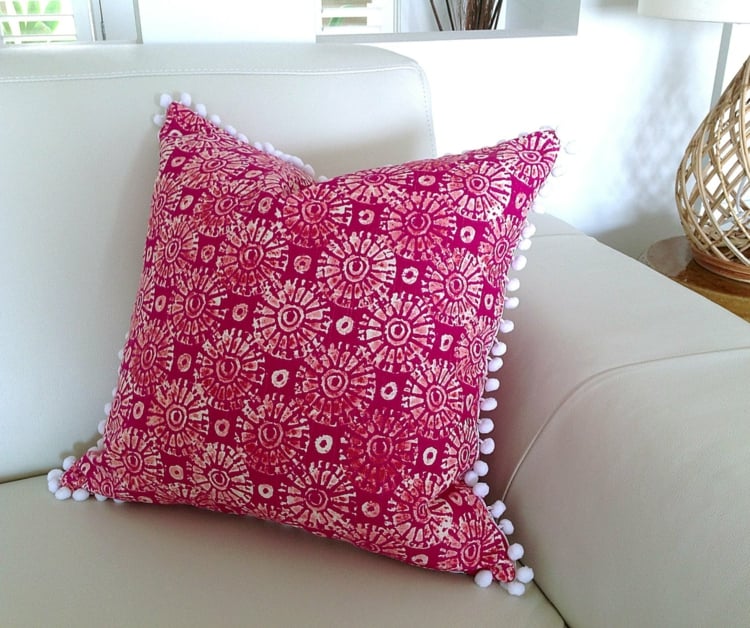 pompons-laine-guirlande-long-bordure-coussin-décoratif-rose-motifs