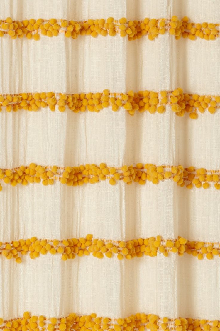 pompons-laine-jaune-plusieurs-guirlandes-horizontales-rideau-blanc