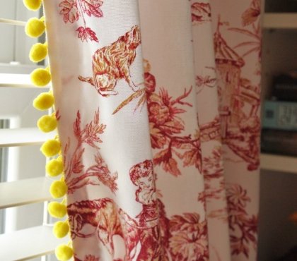 pompons en laine jaunes bord-rideau-blanc-motifs-toile-de-joey-rouges