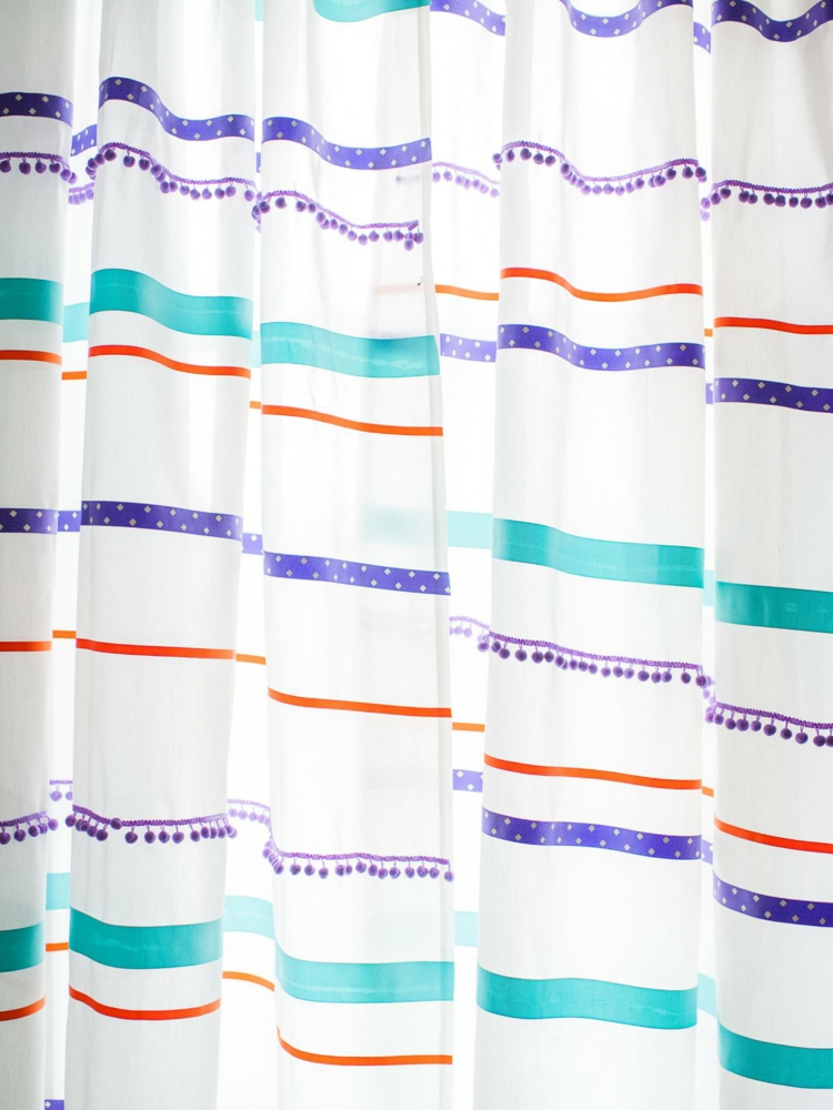 pompons-laine-violets-bandes-tissu-turquoise-orange-décorer-rideaux
