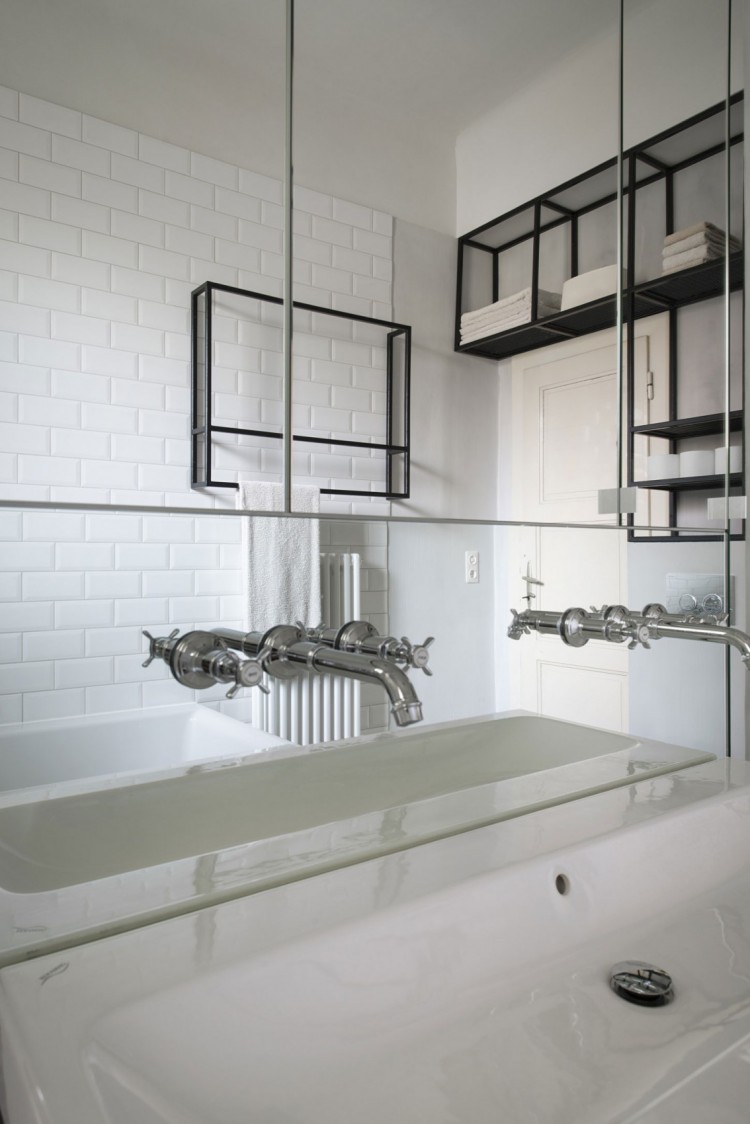 robinet-lavabo-inox-salle-bains-etageres-murales-carrelage-metro-blanc