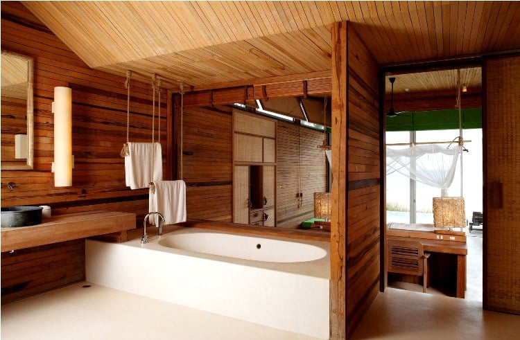 salle-bain-bois-lambris-plafond-baignoire-encastrée-miroir