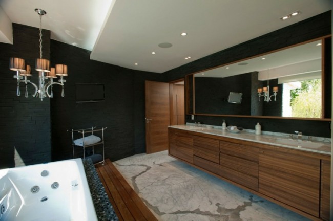 salle-bain-bois-parement-noir-sol-grisâtre-imitation-marbre