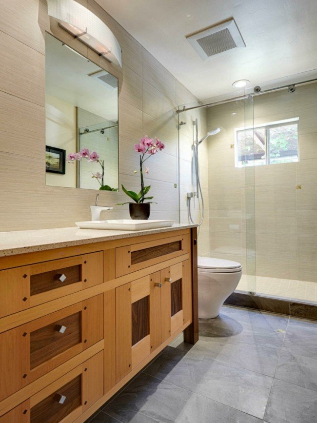 salle de bain en bois placard-bois-massif-carrelage-gris-cabine-douche