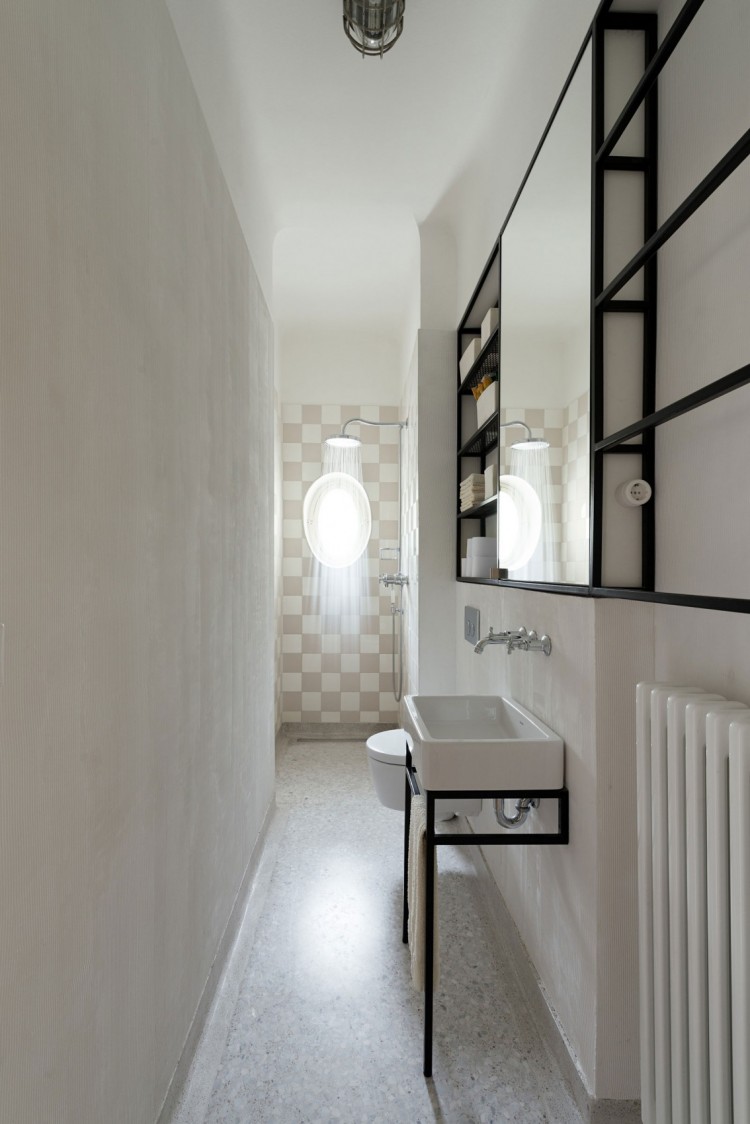 salle-bains-blanche-applique-murale-vasque-pied
