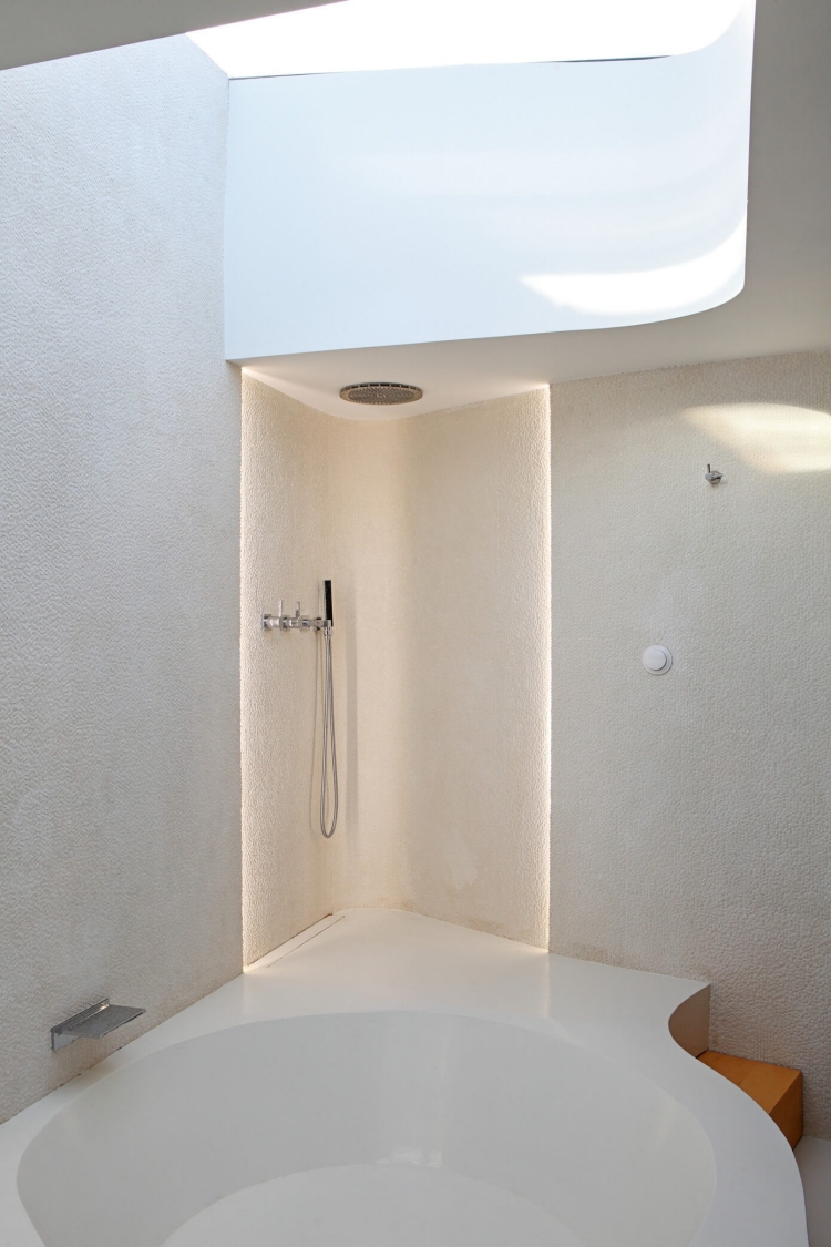 salle-bains-blanche-formes-arrondies-baignoire-douche-italienne