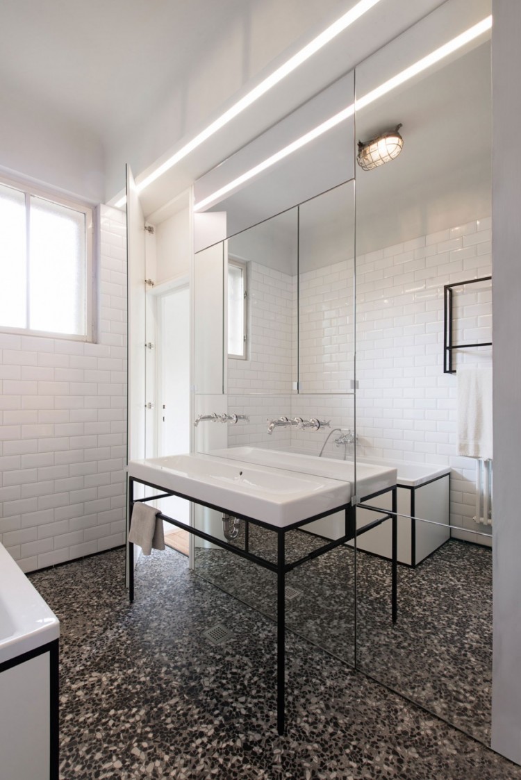 salle-bains-carrelage-metro-blanc-mosaique-sol-grand-miroir-mural