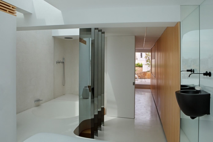 salle-bains-minimaliste-paroi-douche-verre-panneau-mural-bois-lavabo-noir