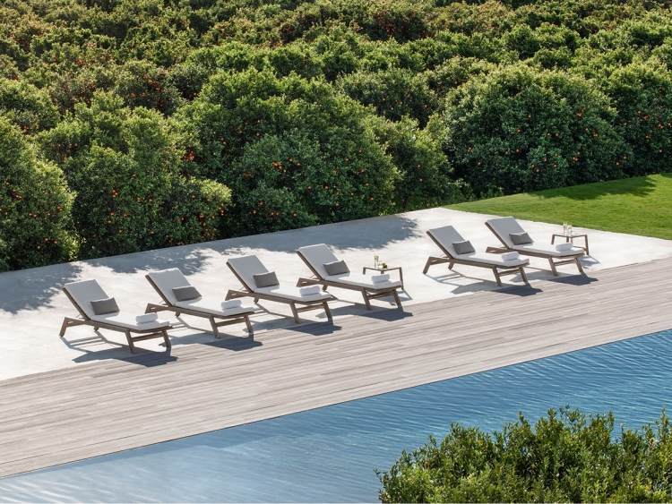 salon de jardin moderne –ethimo-costes-bains-soleil-teck-acajou-coussins-blancs